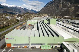 L'usine Novelis de Sierre, plus grande entreprise de produits lamines en aluminium et un des plus importants recycleurs d'aluminium au monde.